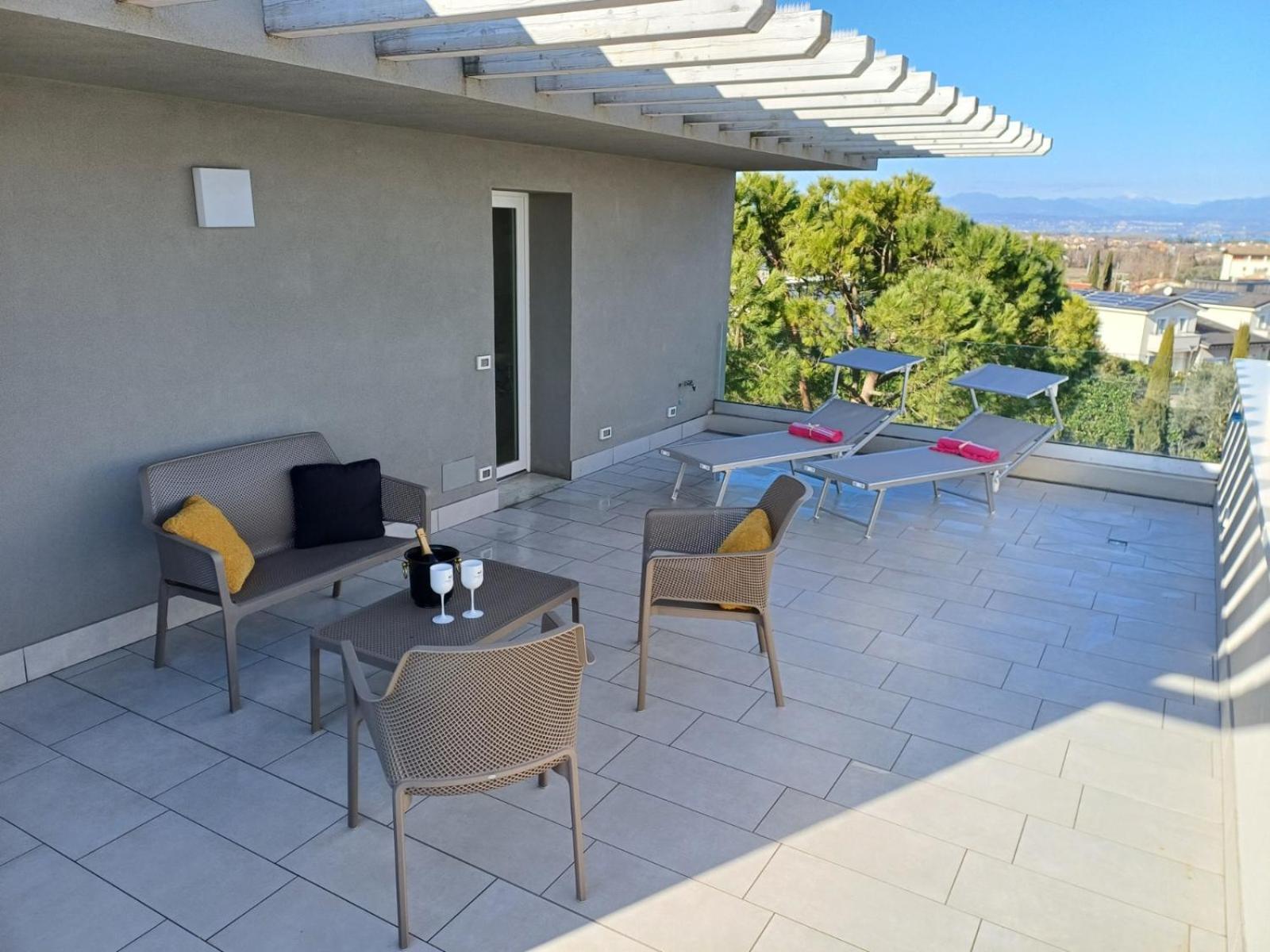 The Queen - Big Terrace And Pool Appartamento Peschiera del Garda